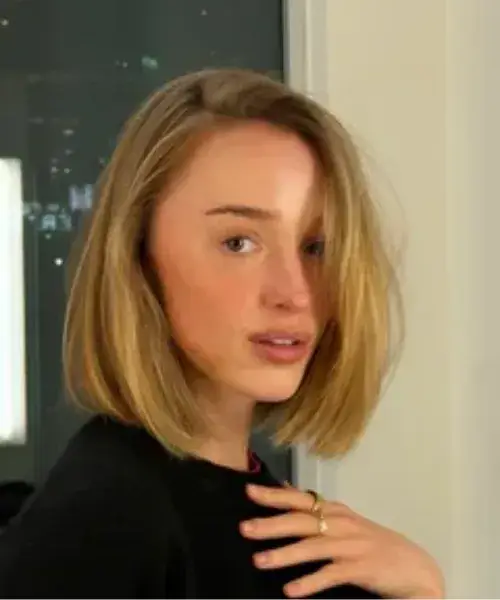 Phoebe Dynevor’s Curved Bob